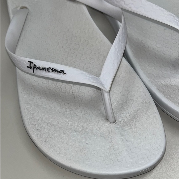 Ipanema Women's White Flip Flops size 8/ preowned - Picture 3 of 8